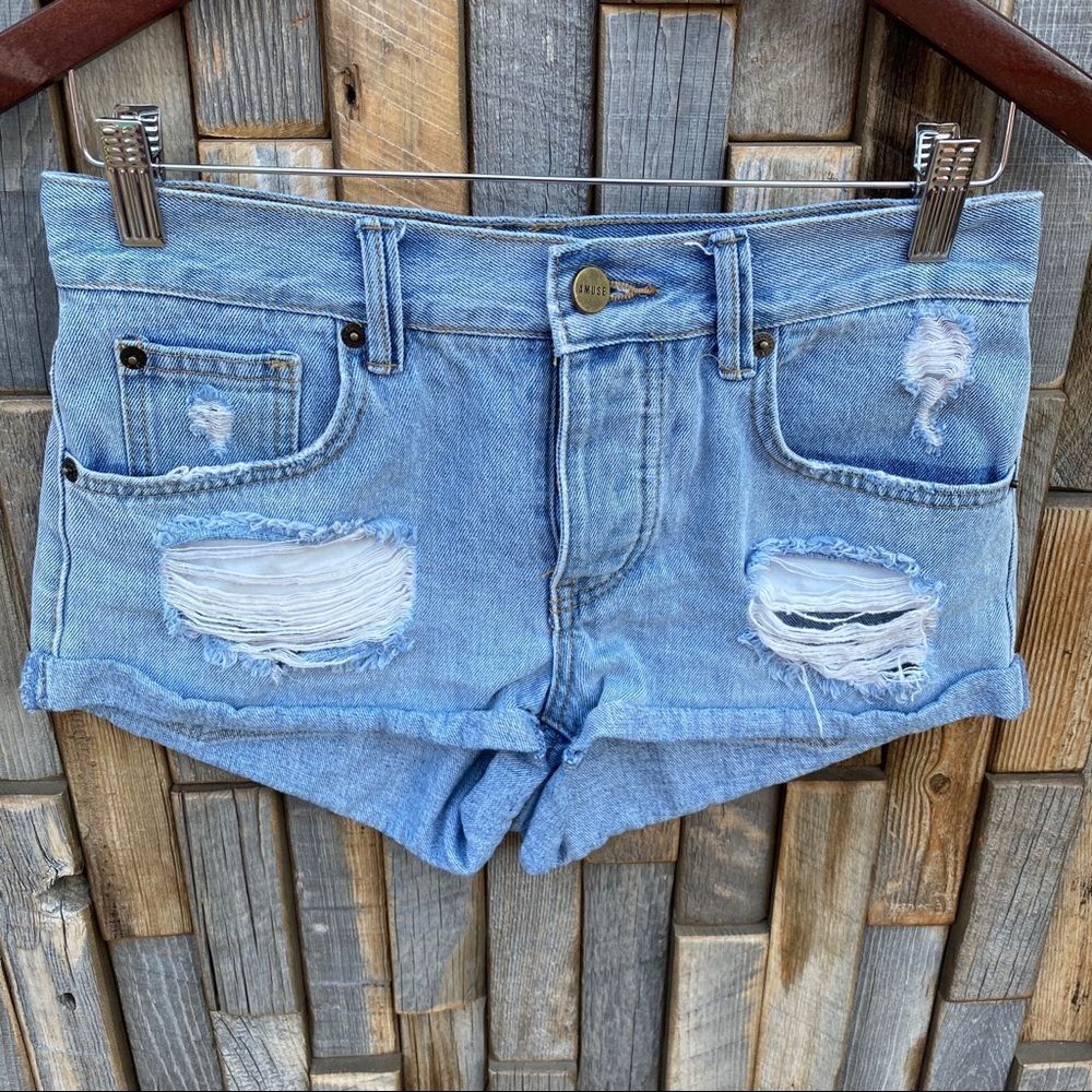 Amuse Society Woman’s Jean shorts distressed light wash raw edge size 24
